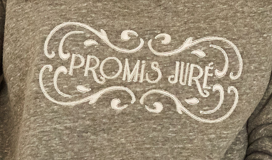 Promis Juré, en gris
